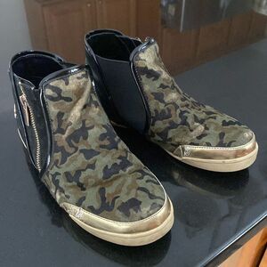 Butterfly twist, camo short boots, size 8 zippers are a little touchy, they work